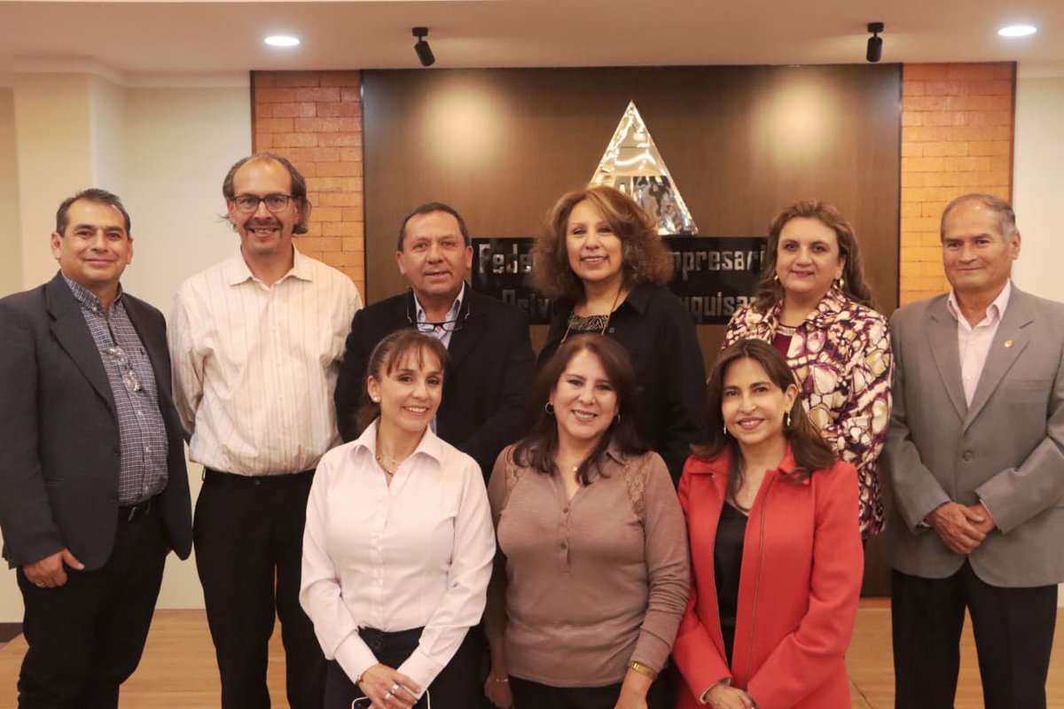 La Ministra de Turismo Sostenible, Culturas, Folklore y Gastronomía, Cinthya Yáñez, junto al viceministro de Culturas y folklore, Andrés Zaratti, sostuvo una reunión con la Federación de Empresarios Privados de Chuquisaca (FEPCH) en la ciudad de Sucre.
#SiempreBolivia #Chuquisaca