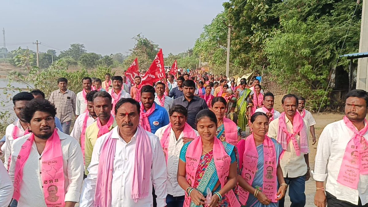 EDRBRS's tweet photo. తేది:05-12-2025
వరంగల్ జిల్లా
వర్ధన్నపేట నియోజకవర్గం
వర్ధన్నపేట మండలంలోని గ్రామాల్లో స్థానిక సర్పంచ్ ఎన్నికల ప్రచారంలో పర్యటిస్తున్న మాజీ మంత్రి ఎర్రబెల్లి దయాకర్ రావు గారు.
#BRS #BRSParty #Devaruppula #BRSJoinings #TeamBRS #ErrabelliDayakarRao https://t.co/sl1R82P2En
