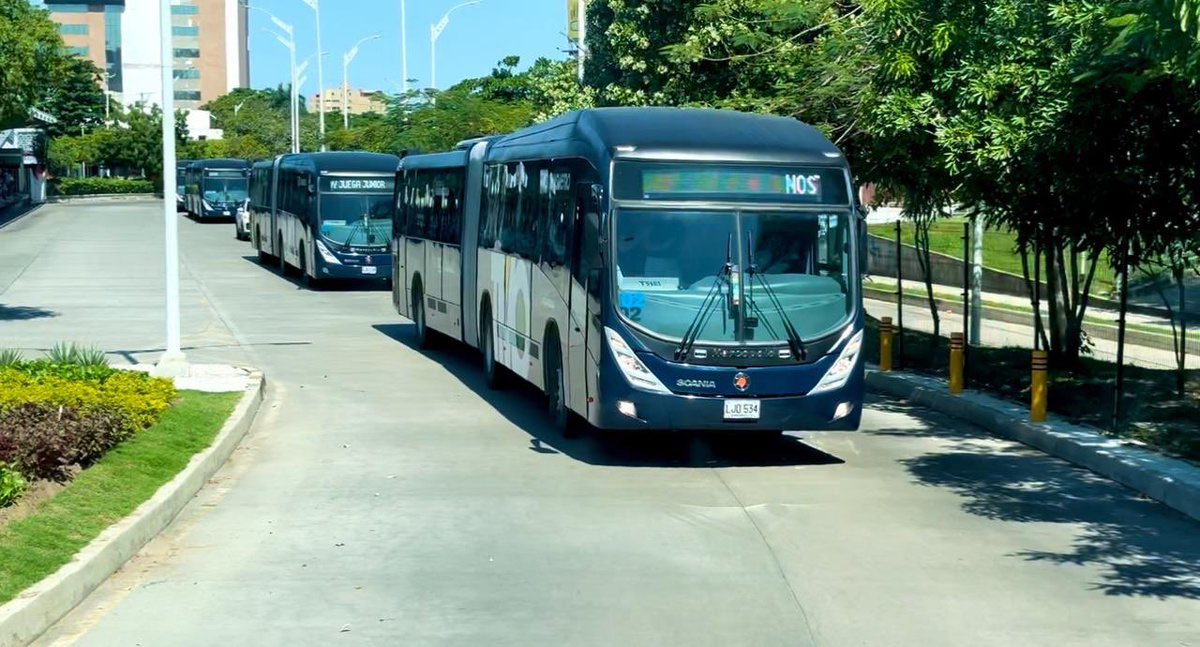 El alcalde Alejandro Char destacó en sus redes sociales la llegada a Barranquilla de 20 nuevos buses para la operación del sistema de transporte masivo Transmetro, los cuales tienen "tecnología más limpia y sostenible".
