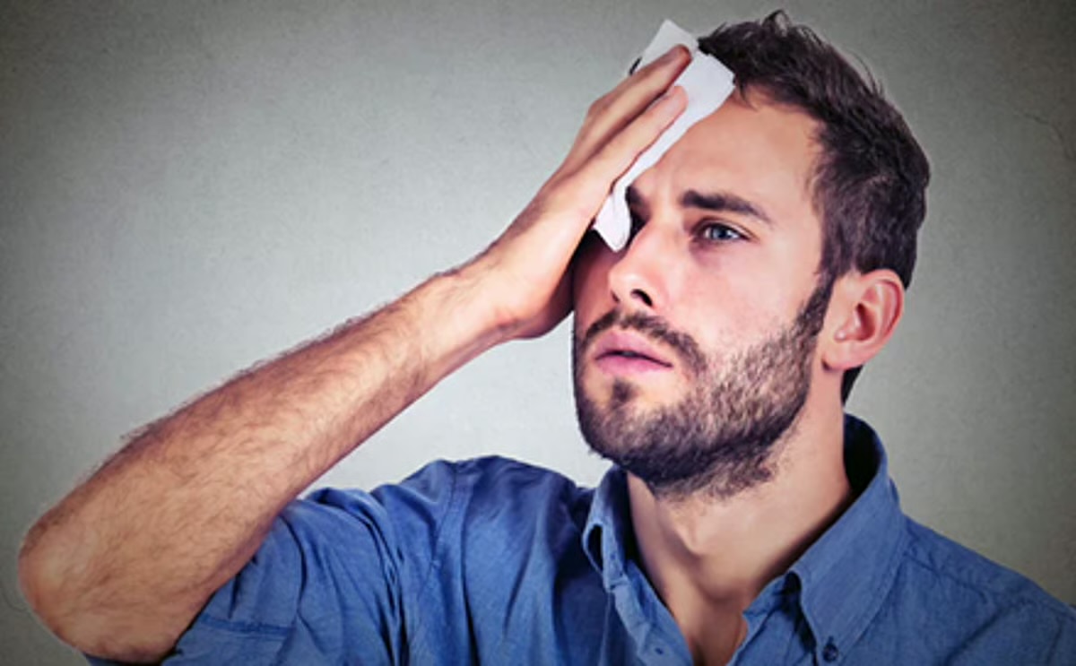 كثيرون يعتقدون هذا.. هل التعرق علاج سحري لنزلات البرد؟ خبراء يكشفون الحقيقة. الاعتقاد بأن التعرق يسرّع الشفاء غير دقيق علميًا. الشفاء من نزلات البرد يستغرق عادة 7 10 أيام. لا توجد طريقة للتخلص من الزكام بين ليلة وضحاها 