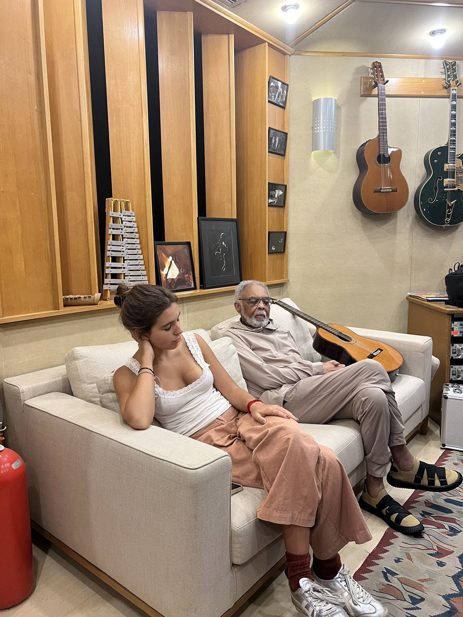 gilbertogil's tweet image. "Melíflua", EP de Flor Gil já disponível pra vocês. Uma das faixas do EP é "Duplo Sentido", composta mas nunca gravada por seu Gilberto, que assina o violão da música

#EquipeGil