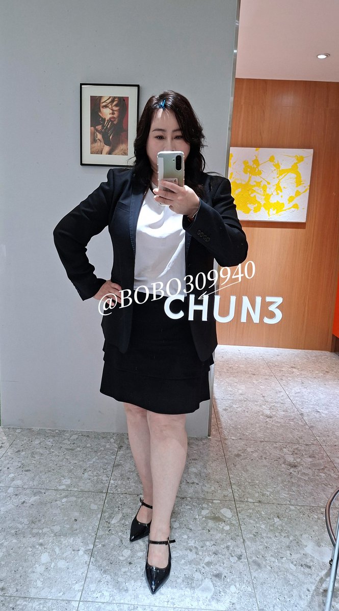 拍照真的是一件很累的事情😅
為了讓自己有更專業的形象穿上正裝特別到攝影棚拍攝從化妝到造型一直到拍照都好累哦～已經很久沒在臉上化這樣的攝影裝了！希望不會看起來不自然😁
#奶大拍起來就是很壯很胖😪
（#愛心留言+#轉推分享跟隨）
#大奶
#超熟齡姐姐 https://t.co/6lPBhJvOzp