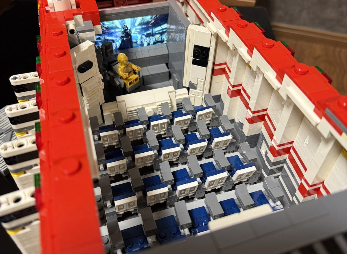 レゴブロックでスターツアーズのスタースピーダー1000を再現しました✨

ドアの開閉ギミックや戦闘モードギミックを搭載し、内装もアトラクションにできるだけ近い形で再現しました！
#レゴ　#lego #ディズニー #starwars