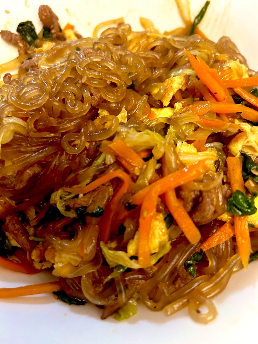 今天十二月四日，我有位朋友前幾天從加州來紐約玩，恰好今天是她的生日。买了花，氣球，蛋糕還有我親自做了她最愛吃的韓國面。😋🥳