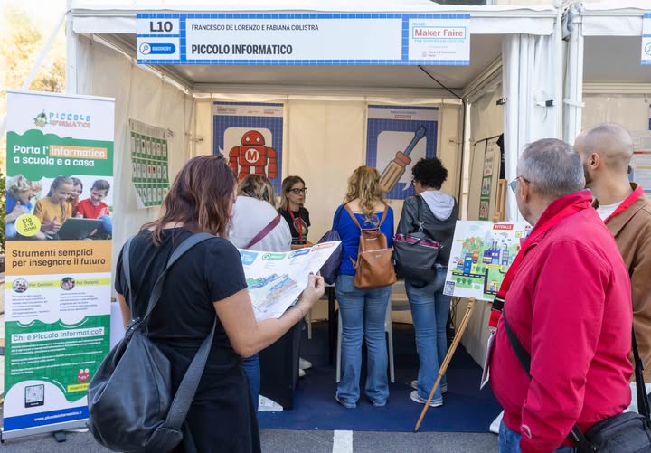 MakerFaireRome's tweet image. 💻 Come si impara informatica a 7 anni? Giocando! 

Piccolo Informatico è il progetto presentato a #MFR2025 che porta il #coding e il #digitale ovunque con:
🎮 giochi interattivi
📚 guide didattiche
🌐 una piattaforma pensata per bimbi, docenti e genitori

Un percorso semplice