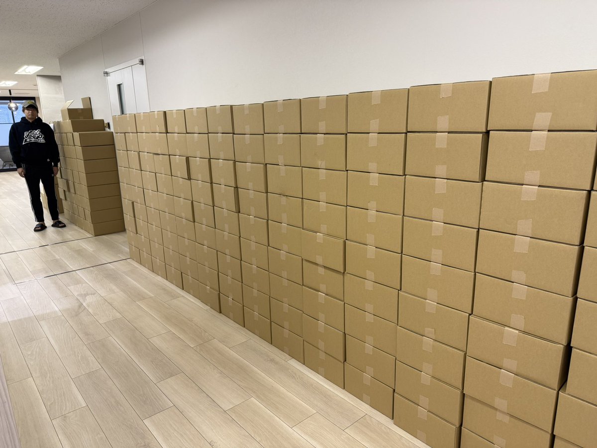 meynico's tweet image. 今日中にサインを書いてと言われたダンボールとめいちゃん