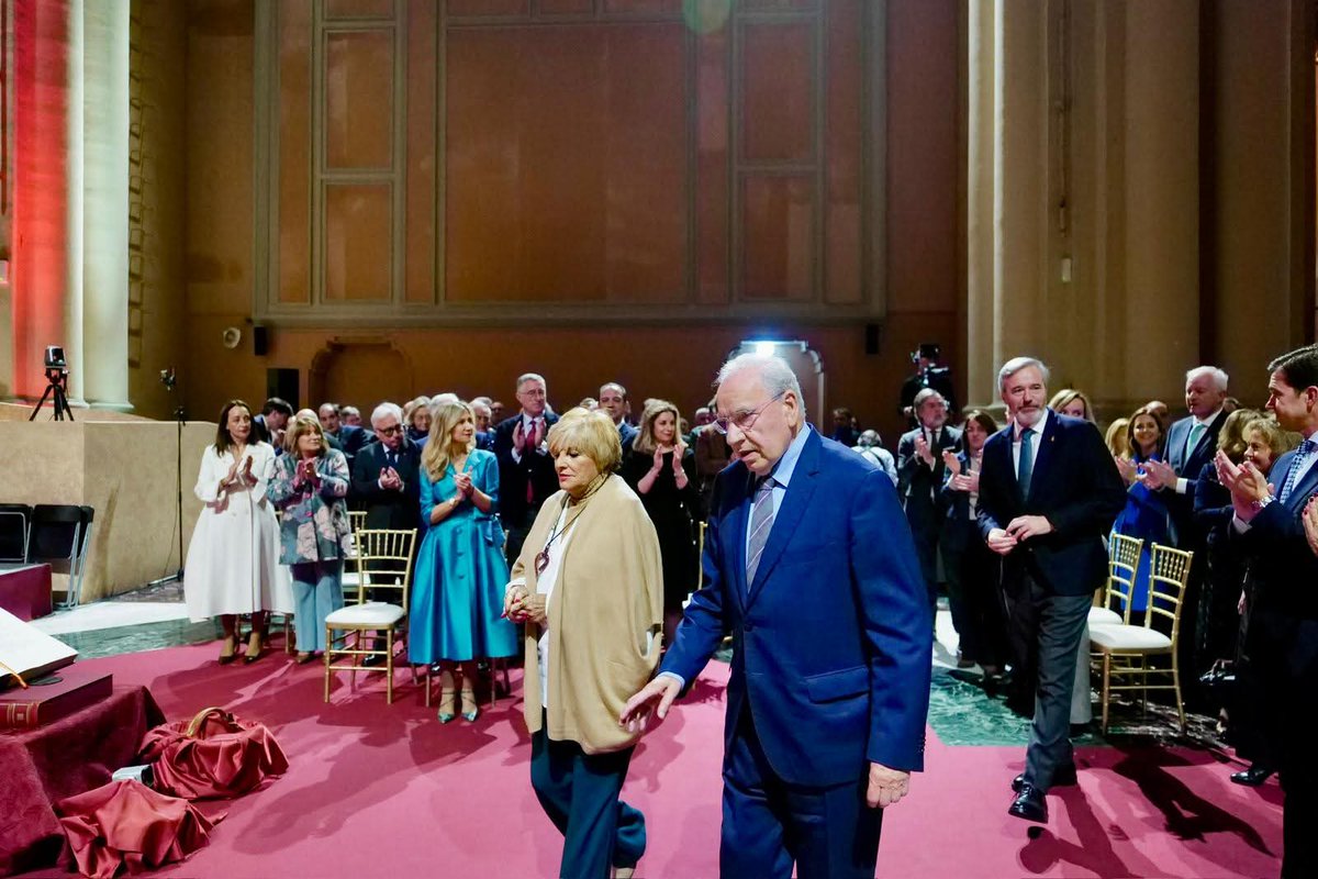 🎖He asistido al acto de entrega del premio Gabriel Cisneros, a titulo póstumo, a Javier Lambán,  a la defensa de los valores constitucionales.

 Un merecido reconocimiento al presidente #JavierLambán defensor de la democracia  y de los intereses de Aragón y de los aragoneses