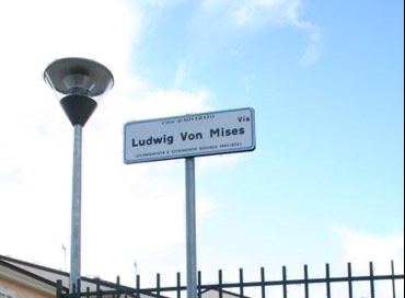 Vía Mises: una calle que sigue indicando la dirección, por @SandroScoppa

La primera calle del mundo dedicada al gran economista austriaco, fue una señal muy clara a favor del individuo y los límites del poder.

Léalo aquí: mexicolibertario.org/via-mises-una-…