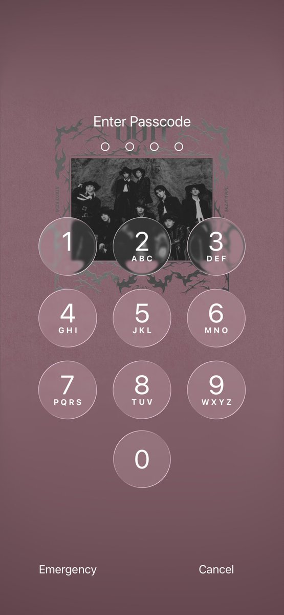 likioms's tweet photo. Это лучшее обновление AppleMusic. Как гармонично смотрятся эти обложки альбомов на экране блокировки 🤌🏼 https://t.co/t9zXtC682O