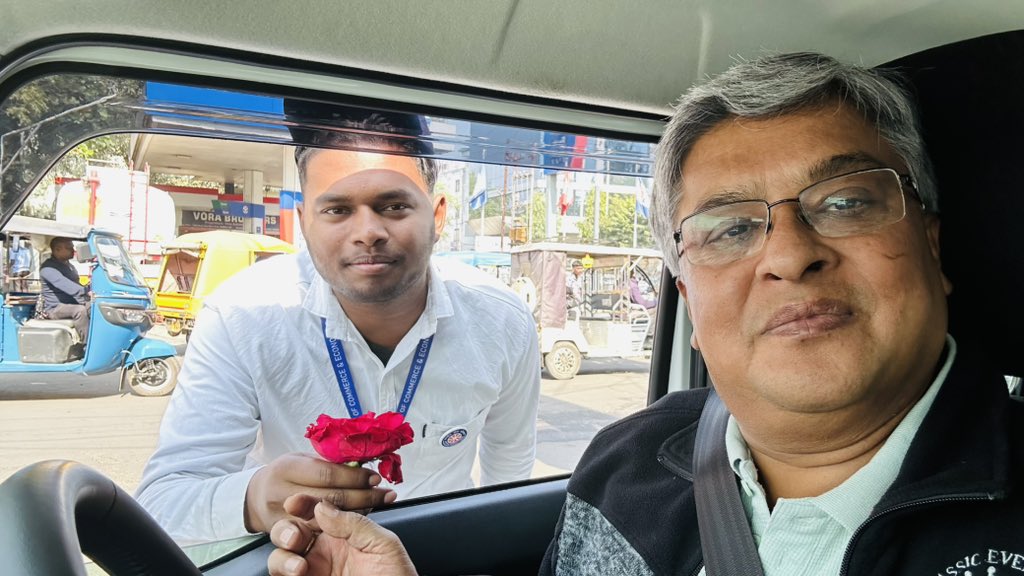 सीट बेल्ट के लिए थैंक यू सर..
——————————
35 साल की पत्रकारिता में न जाने ट्रैफिक सुधार के लिए कितनी स्टोरीज लिखी और रिपोर्टर्स को आइडियाज़ दिए पर जबलपुर का यातायात कोई सुधार नहीं सका. लेकिन आज ऑफिस जाते वक्त तीन पत्ती चौक (अब नगर निगम चौक, क्योंकि तीन पत्ती हटा दी गईं हैं) पर  दो