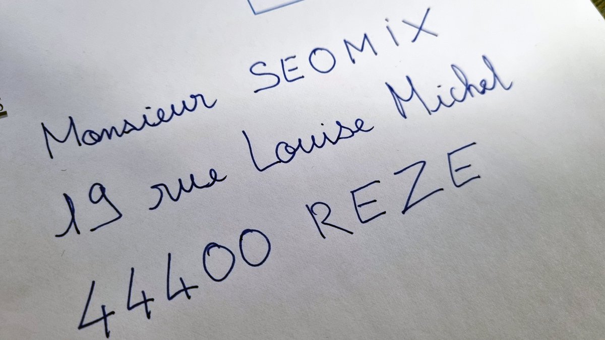 Allez, un peu d'humour pour finir la semaine...

D'habitude l'erreur, c'est monsieur Roche avec un e, un Roch prononcé "Roche" au lieu de "Rock", un petit siomix, ou bien un Seo MIX avec un espace.

Mais le monsieur SEOMIX, on ne me l'avait encore jamais fait ^^

----------------