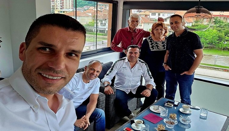 Триото Заев, Филипче и Николовски директно ја загрозиле националната безбедност

Од отписот на 2.000 тони жито преку камуфлажата со набавка на нови 20.000 тона поскапо платено жито за 1,3 милиони евра народни пари, до грантот од 1,4 милиони евра за Мамас