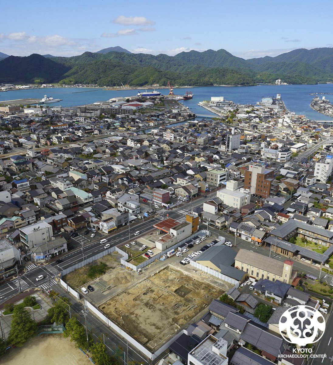 kyotoarccenter's tweet photo. 📣現地説明会のお知らせ📣
12/13（土）14時から田辺城跡（舞鶴市）の現地説明会を開催します✨
調査地は田辺城跡三ノ丸にあたり、城内道路の路面と複数の武家屋敷地の遺構が確認されました。

詳細は👇に続きます https://t.co/c67Mj5vTKg