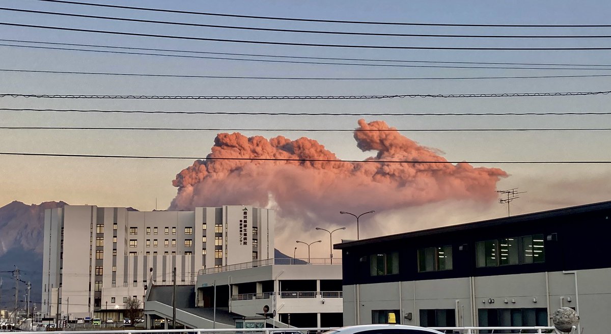 桜島から赤い龍が出現🐉 誰ですかドラゴンボール集めたのは