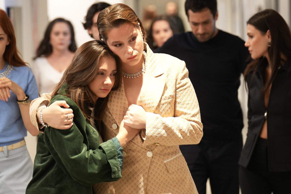 #Sahtekarlar 9. Bölüm Özeti ve Kareleri:

Asya ve Ertan’ın evliliği Bakizade yalısına bir yıldırım gibi düşmüştür. Üstelik bu evliliğe engel olmaya giden Hidayet’in, Ertan uğruna kendisini feda etmesi herkesin kafasında benzer sorulara neden olmuştur; Hidayet’in asıl amacı