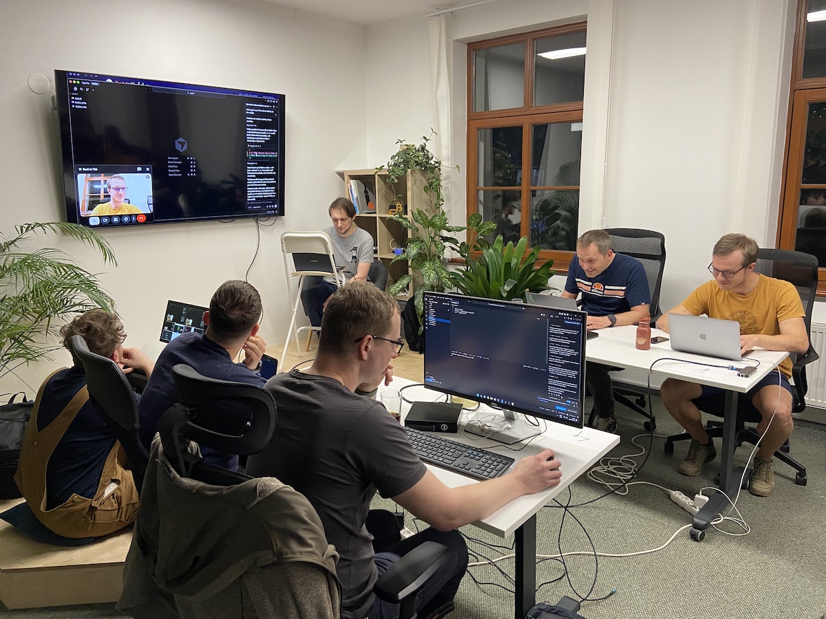 Ještě jednou děkujeme moc všem přednášejícím, resp. Soukimu a “statečným rytířům”, partnerům, BudeHubu i účastníkům a hlavně Chemixovi za včerejší opět velmi povedený DEV/Speciál #135 a AI Battle. Závěr roku nemohl být lepší, účast opět skvělá, díky! 🥳🤩