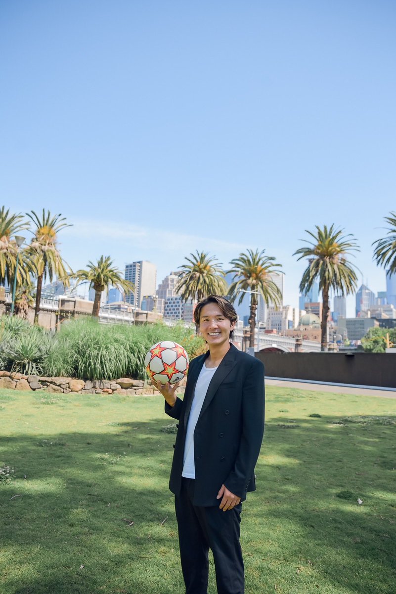 kazuki_okada10's tweet photo. 【重要なお知らせ】⚽️本物のFIFAフットボールエージェントになりたい方へ。🧳

日頃から
「FIFAエージェントの仕事について知りたい」
「自分もエージェントを目指したい」
という相談を本当に多くいただくようになりました。

そこで今回、FIFAフットボールエージェントを目指す・伸ばしたい人向けのコンサル／伴走サポートを正式にスタートしました。
既に何名かの方とは契約し、実務ベースでサポートを開始しています。

私がこのサービスを始めた理由はシンプルで、
「正しい知識とルートを持った“本物のエージェント”が増えれば、日本人選手の可能性はもっと広がる」
と信じているからです。

世界の1部クラブは、🇯🇵日本🇦🇺オーストラリア🇹🇭タイ🇮🇩インドネシア🇸🇬シンガポール🇭🇰香港🇰🇭カンボジア🇲🇰北マケドニア🇱🇻ラトビアと世界中で
これまで合計400件以上の海外移籍を実現させてきました。

FIFAエージェントライセンス保持。(第一回試験合格)
オーストラリアの大学院でスポーツマネジメントのビジネス修士を取得。
フットボールエージェントとしては9年目になります。

こうした経験や失敗談も含め、
「一人で手探りで遠回りする時間」を短縮してもらえるように、
実務寄りのサポートをしていきます。

対象は、
・エージェントを本気で目指したい方
・現役／元サッカー選手/経験者でセカンドキャリアを考えている方
・海外サッカーの経験を活かして仕事にしたい方

単発相談から、ビジネスの立ち上げ・実務の伴走まで柔軟に対応します。
将来的にはビジネスパートナーとして、一緒に日本サッカー界を盛り上げていける仲間になってくれたら嬉しいです。

📩 詳細が知りたい方は
「エージェントコンサル詳細希望」
と書いてDMお待ちしております。
*残り数名の募集となりますので、予めご了承ください。

#サッカーエージェント
#フットボールエージェント