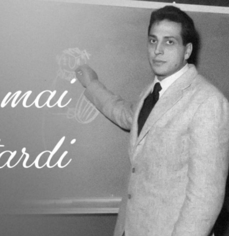 Disobbedire gli costò il posto. Era il 1981 quando il maestro Manzi si rifiutò di redigere le “schede di valutazione” per i ragazzi della sua classe. Perché non poteva bollare un ragazzo con un giudizio, dato che quel ragazzo cambia, si evolve nel tempo. E “marchiarlo” sarebbe
