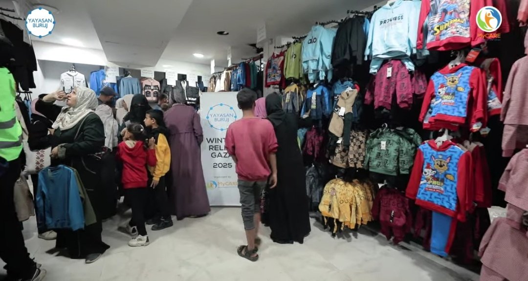 Marchfoward's tweet photo. MALAYSIA BERI BANTUAN BAJU SEJUK KEPADA GAZA

Malaysia melalui Pertubuhan MyCare Malaysia dan Yayasan Buruj memberikan bantuan Baju Sejuk kepada 270 Keluarga dan 550 penerima langsung untuk mereka mendapat pakaian terbaik untuk Musim Sejuk 

Bantuan diberikan melalui Baucar bernilai RM 290 di Pusat Membeli Belah Al Muzainy, Gaza(Gambar pertama) pada 10-15 November 2025. Ada antara keluarga dapat beli 2 atau 3 pakaian sejuk 

550 penerima langsung ialah kanak kanak 3 hingga 15 Tahun dan 270 keluarga terdiri daripada ibu tunggal, anak yatim dan keluarga besar yang tiada pendapatan