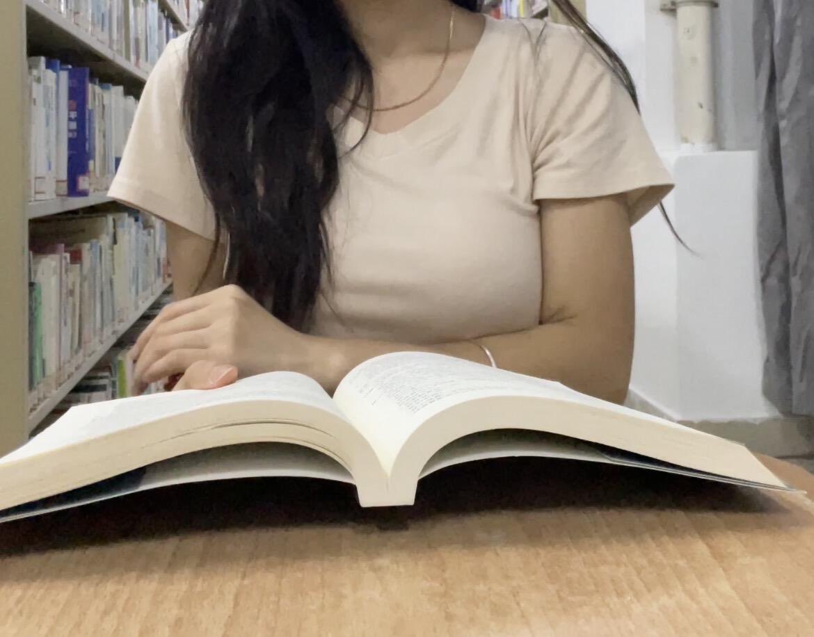 himanis277's tweet photo. 最近天气太干燥了，你要不要试试我草莓味的唇膏
#女大宿舍#天津 https://t.co/GmPXy7bhz6