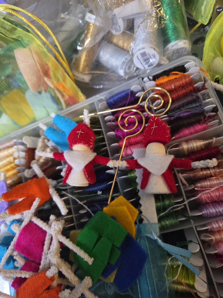 #Foto_Adventskalender #Dag5
#WieZoetIs
Het is nog even druk in mijn werkplaats, na vandaag aan de slag met koning Winter en kerst/advent/driekoningen 🪡

<a href="/josephiensierag/">J🍋sephien Sierag 🕊📚🌸🍣📷</a>