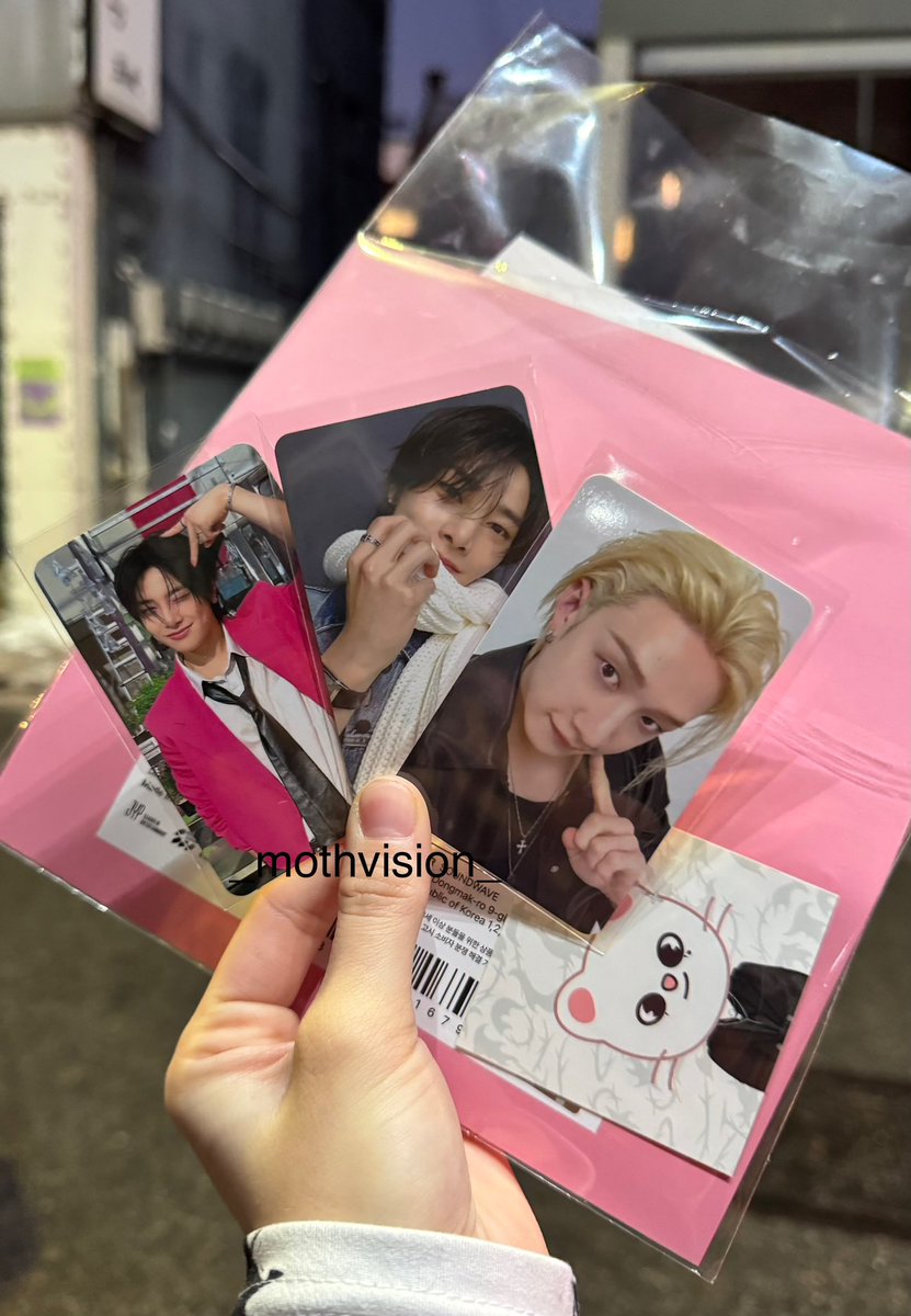 _MothVision_'s tweet image. THANK YOU STRAY KIDS POP UP FOR BEING SO GENEROUS TO YOUR LOCAL JEONGCHANNER