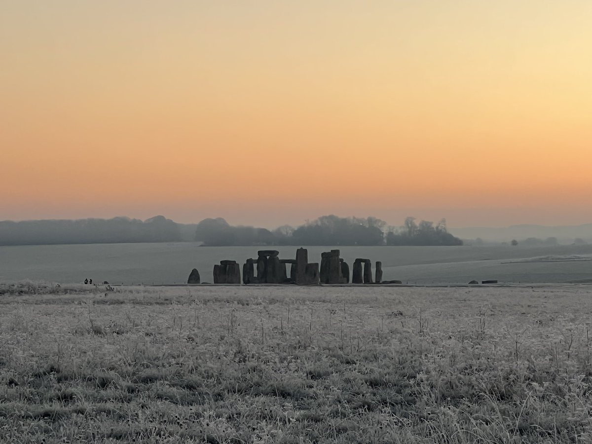 Sunrise at Stonehenge today (5th December) was at 7.54am, sunset is at 4.00pm ☀️🥶