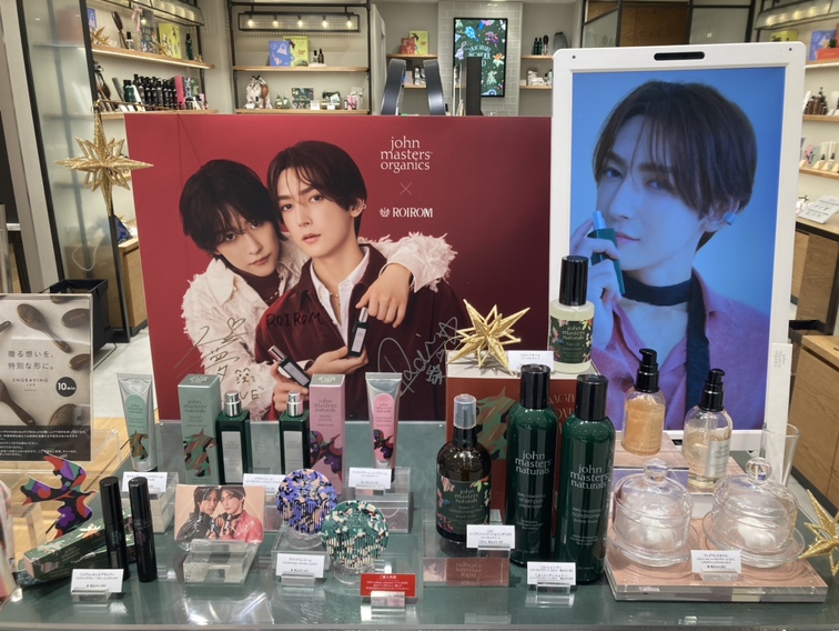 2025 holiday collectionアンバサダーのROIROMがビジュアルに直筆