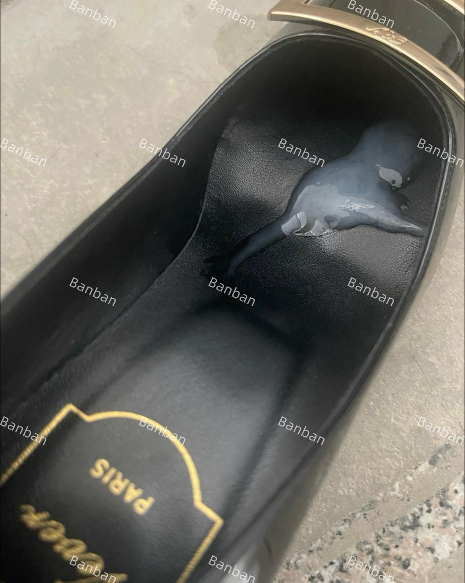 喜欢穿厚黑配Rv 的小骚货，这双平底被我射了好多次了，今天换一个射 #扫楼 #射鞋 #打胶 #扫楼打胶 #厚黑美学
