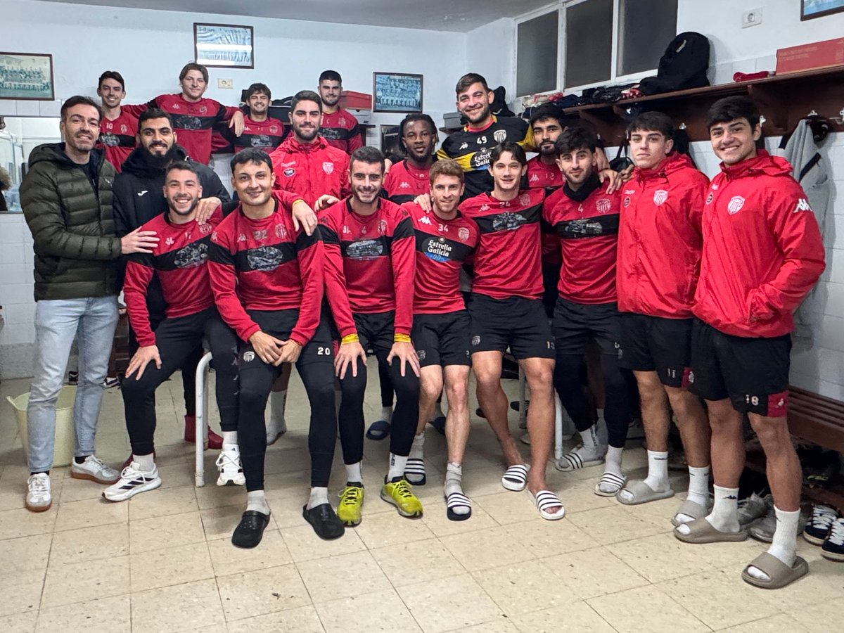 afefutbol's tweet photo. 🤝⚽ VISITAS A VESTUARIOS

🗣️ AFE se reunió con las plantillas del Puente Genil FC, Comillas CF y Viveiro CF para exponer a los compañeros los servicios que ofrece el sindicato.

💪 Gracias por la acogida y el trato recibido. https://t.co/67f4WJZCKC