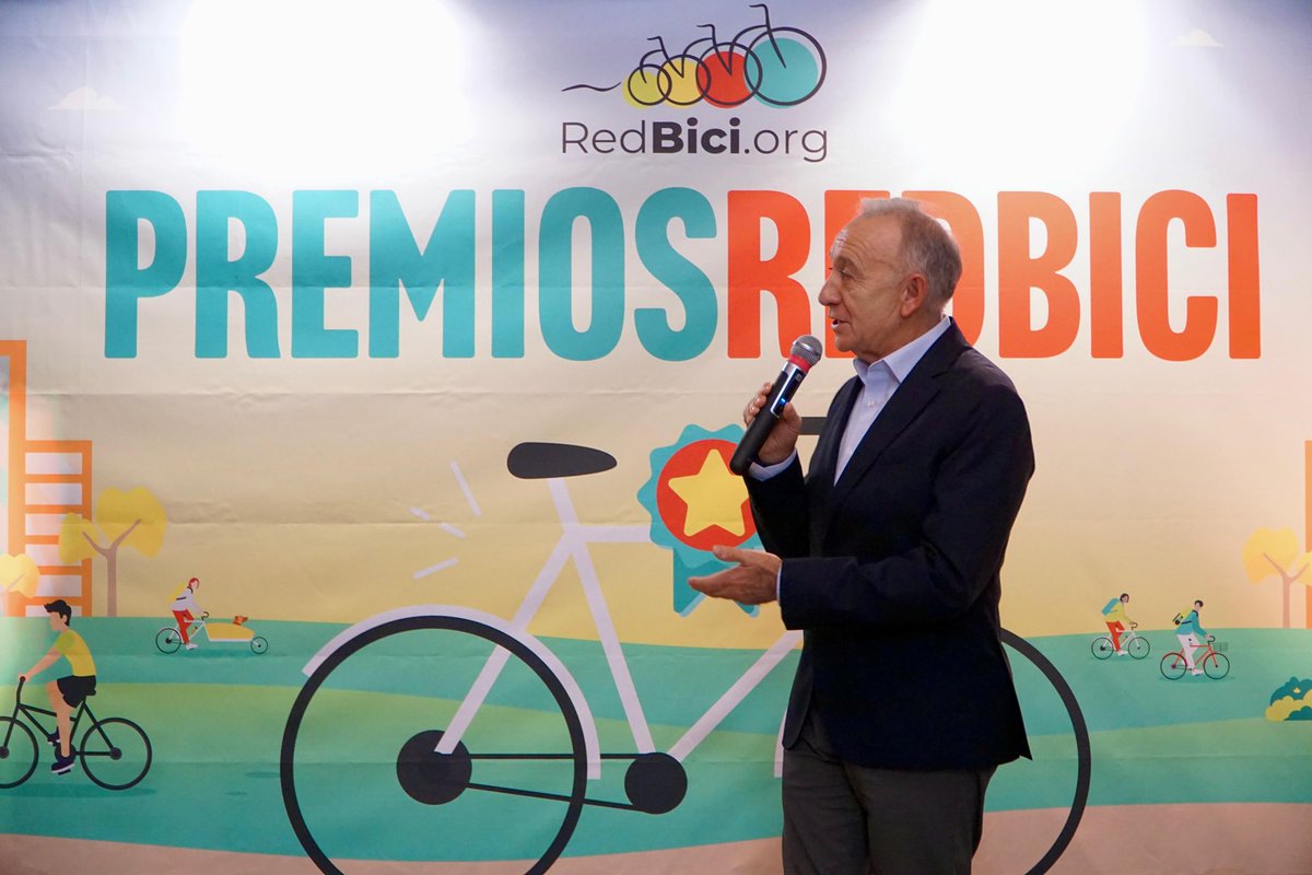 Varios municipios de nuestro país han puesto en marcha proyectos pioneros para fomentar el uso de la bicicleta. Ayer por la noche algunos de ellos fueron premiados con el Premio #RedBici de <a href="/RedCiudadesBici/">RedBici 🚲</a>. ¡La enhorabuena por vuestro compromiso y por vuestro trabajo!