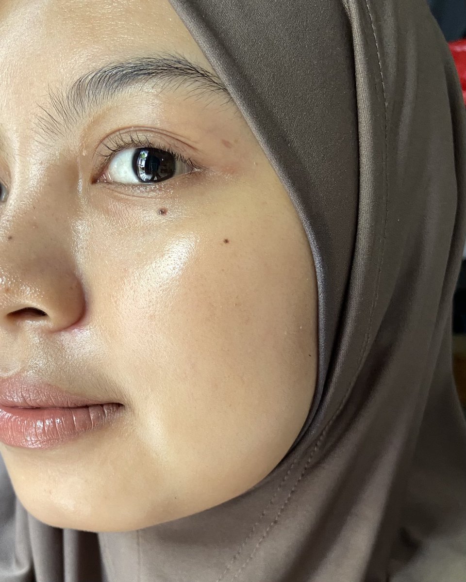 calling out buat kalian yang ounya oily + acne prone skin 🗣📢

cobain deh sunscreen OMG yang warna ungu ini, asli super nyaman banget di kulit oily, ringan, gak sumuk, anti whitecast dan harganya cuma 20 ribuan!!