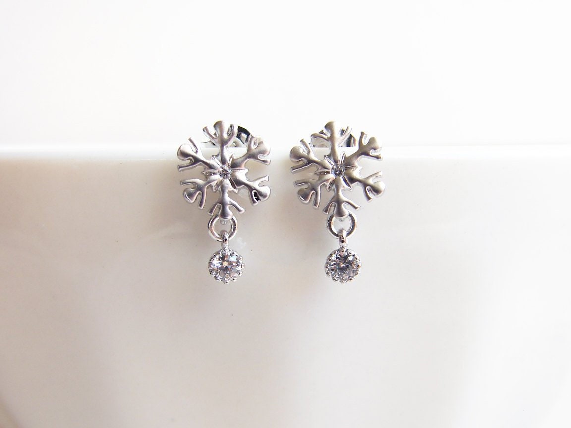JewelryByMikako's tweet image. Small Snowflake Earrings wth a Tiny Cubic Zirconia Charm. Holiday Gift. Simple Modern Jewelry by PetitBlue tuppu.net/6fffa904  #SilverSnowflake