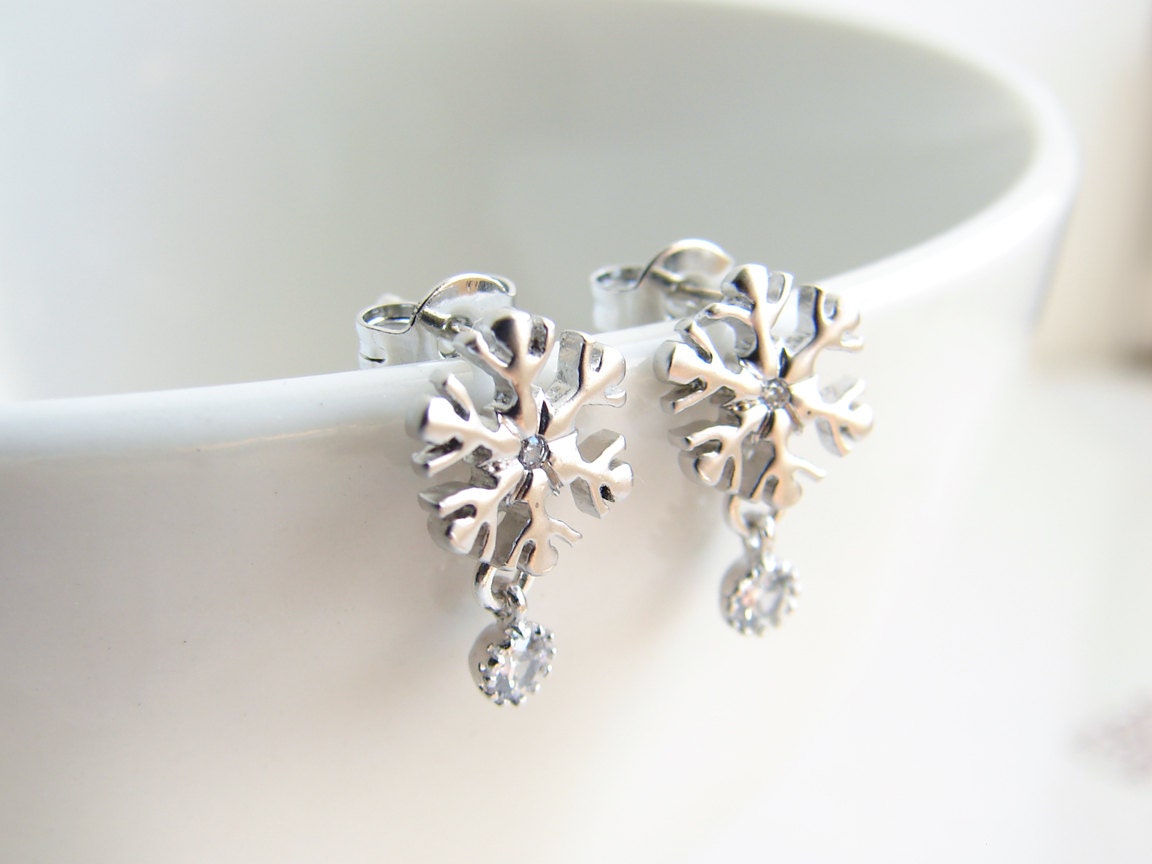 JewelryByMikako's tweet image. Small Snowflake Earrings wth a Tiny Cubic Zirconia Charm. Holiday Gift. Simple Modern Jewelry by PetitBlue tuppu.net/6fffa904  #SilverSnowflake