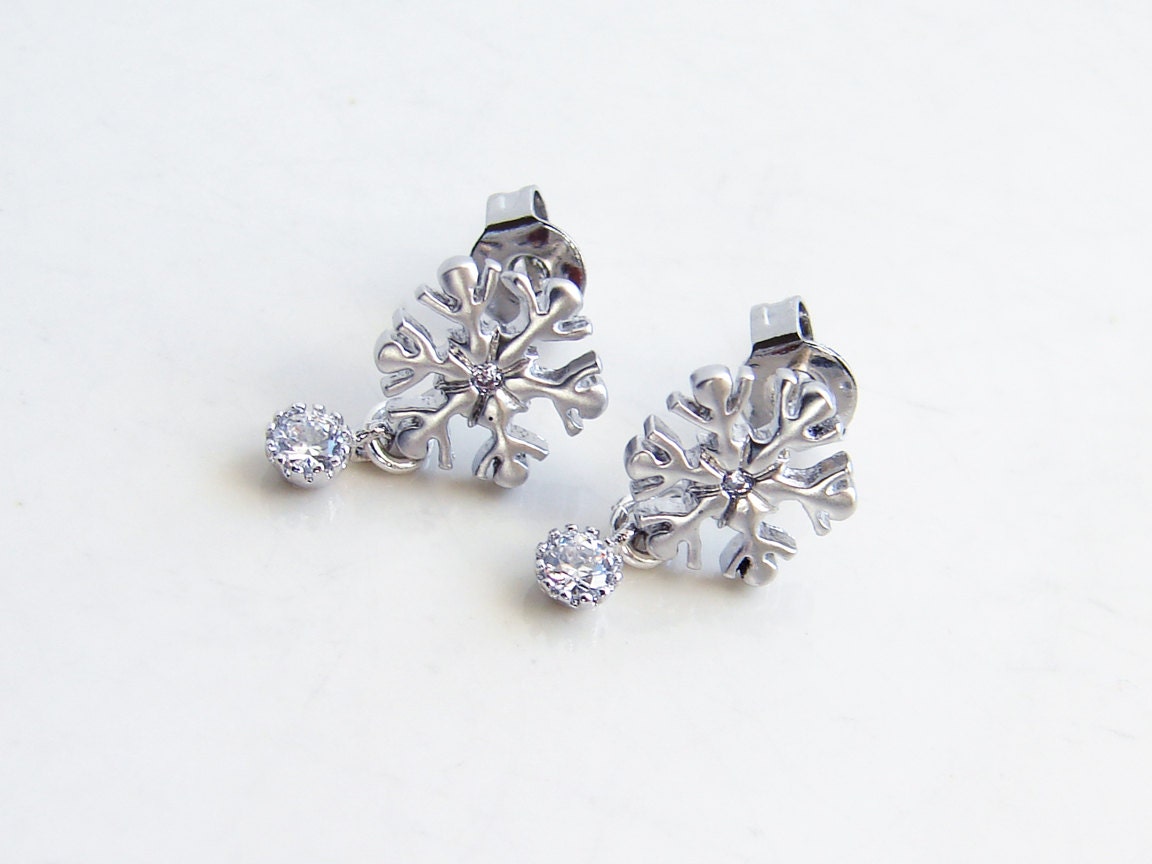 JewelryByMikako's tweet image. Small Snowflake Earrings wth a Tiny Cubic Zirconia Charm. Holiday Gift. Simple Modern Jewelry by PetitBlue tuppu.net/6fffa904  #SilverSnowflake