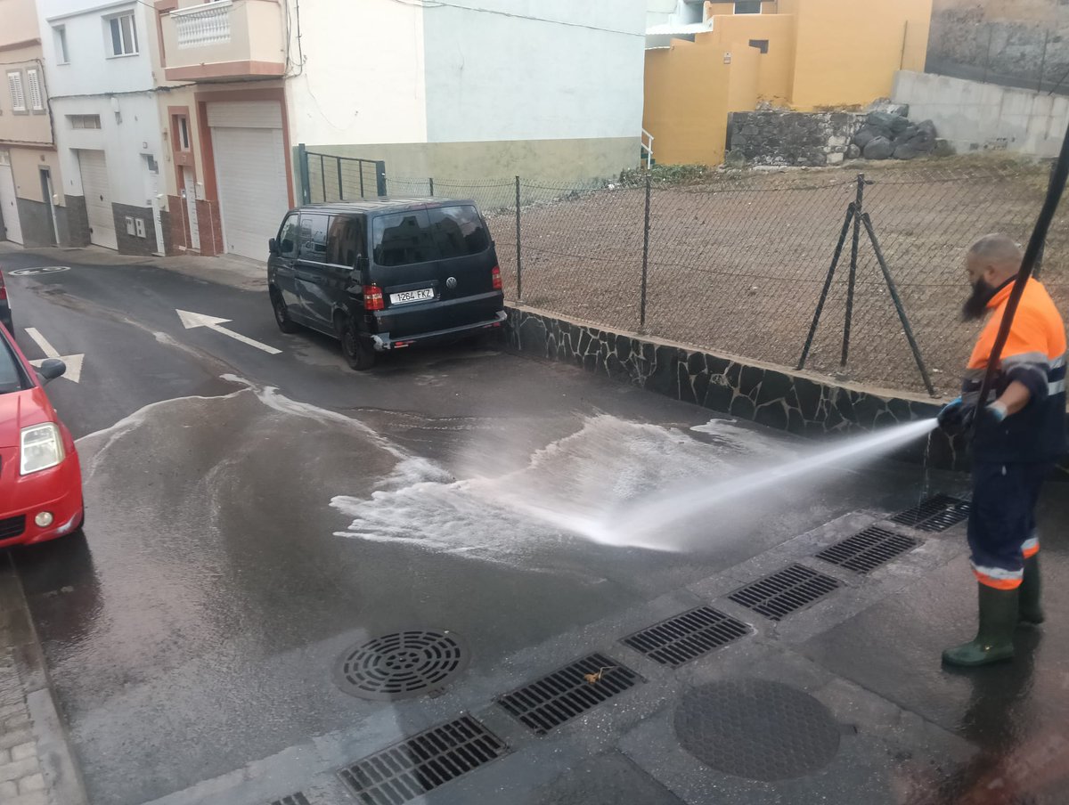 💧🚛 En #CañadaHonda se realizó un baldeo por <a href="/LimpiezaLPGC/">Servicio Municipal de Limpieza</a>.

Una intervención que contribuye al mantenimiento periódico de nuestros barrios y al bienestar de los vecinos. ✨🧹

Continuamos nuestro compromiso con el cuidado del distrito. 🌍

#distritotamaraceite