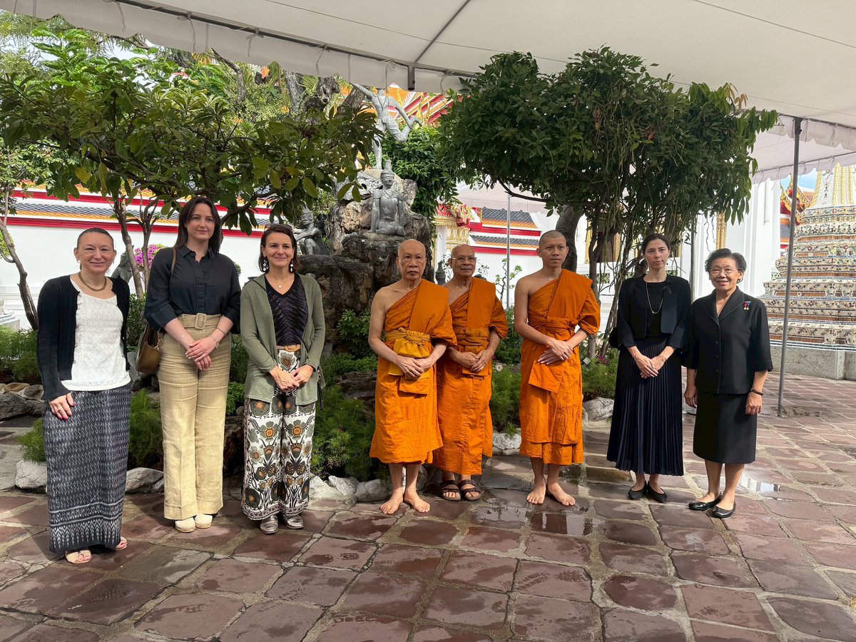 SPICHAI2's tweet photo. 🎉🇹🇭🇫🇷 Délégation française à Wat Pho avec 18 jeunes guides formés au français ont brillamment mené la visite ! Une fierté 🇫🇷🇹🇭 #SMLH #FranceThaïlande @SmlhNational @LegendusEst https://t.co/FomHUK1e7q