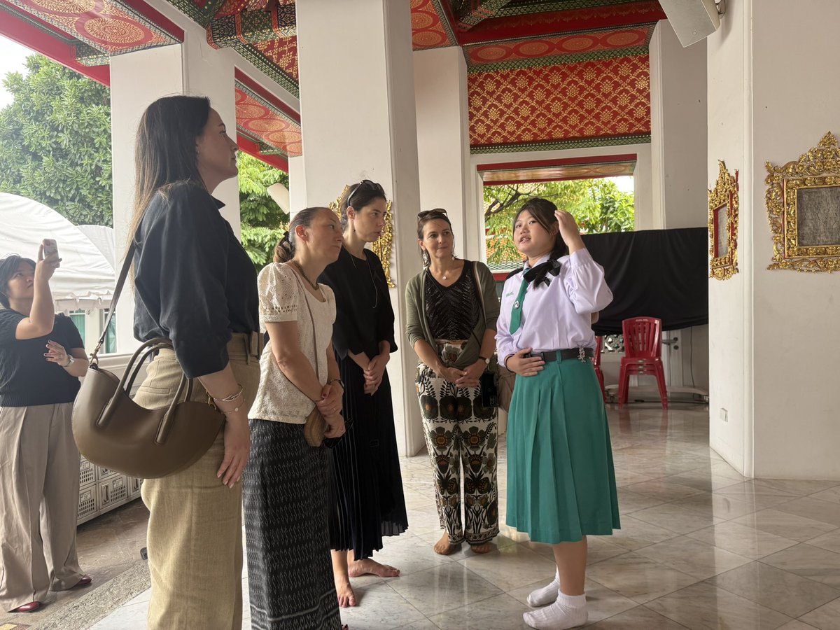 SPICHAI2's tweet photo. 🎉🇹🇭🇫🇷 Délégation française à Wat Pho avec 18 jeunes guides formés au français ont brillamment mené la visite ! Une fierté 🇫🇷🇹🇭 #SMLH #FranceThaïlande @SmlhNational @LegendusEst https://t.co/FomHUK1e7q