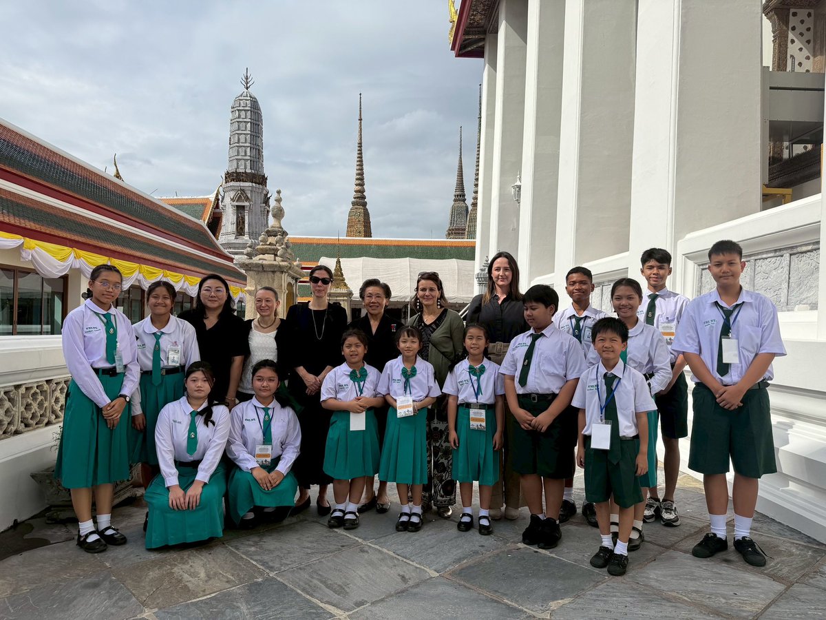 SPICHAI2's tweet photo. 🎉🇹🇭🇫🇷 Délégation française à Wat Pho avec 18 jeunes guides formés au français ont brillamment mené la visite ! Une fierté 🇫🇷🇹🇭 #SMLH #FranceThaïlande @SmlhNational @LegendusEst https://t.co/FomHUK1e7q