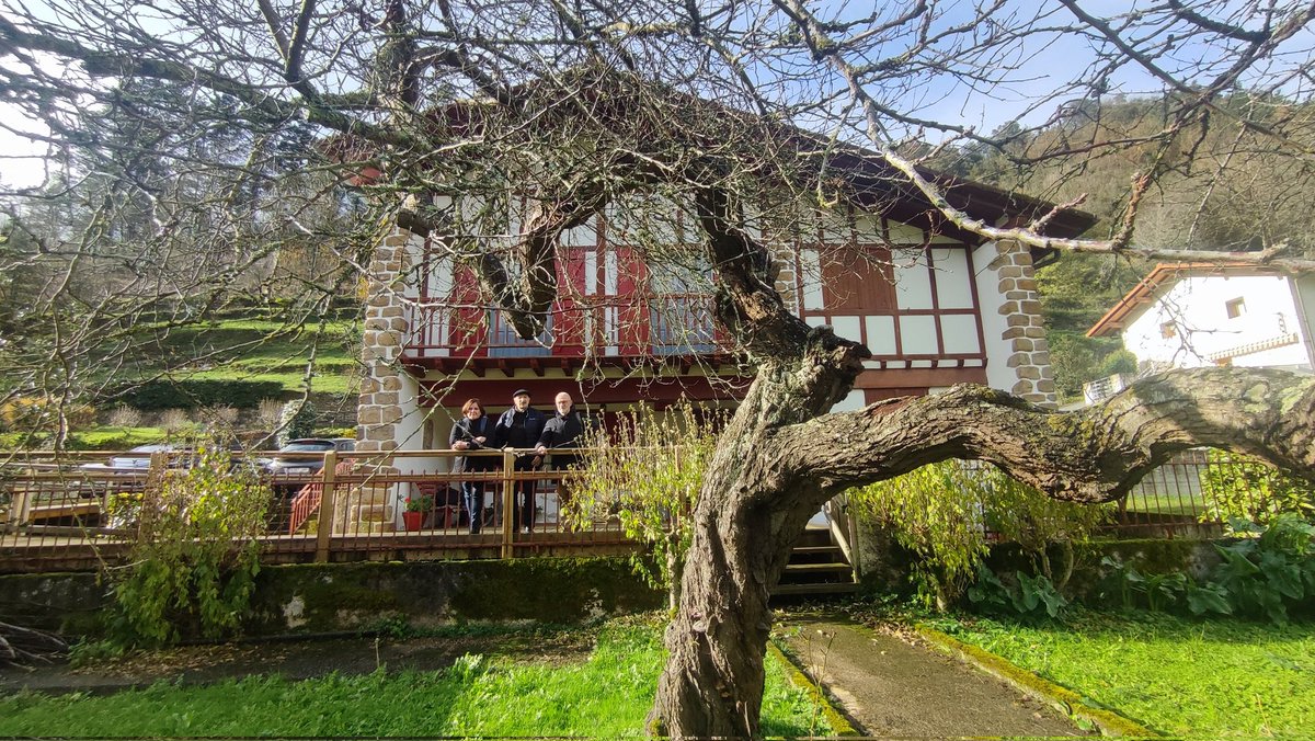 🏡 Sara Etxea (eta laptop-a!😉) topaleku urteko azken patronatua bileran

labur.eus/BarandiaranFun…
#Barandiaran #Ataun  #Gipuzkoa #EuskalHerria