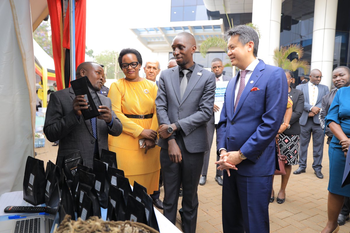 This morning, we had the honor of welcoming the WIPO Director General, Mr. Daren Tang, to the Uganda Registration Services Bureau,  and what an inspiring visit it was!

Mr. Tang immersed himself in an interactive exhibition experience led by brilliant students from various