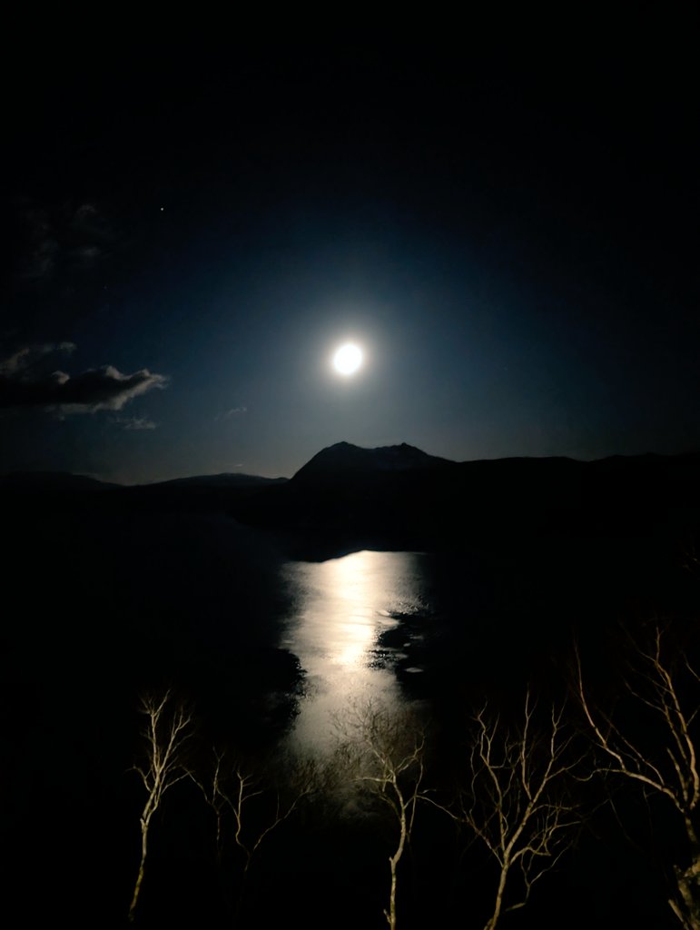 先ほど夕暮れ時の摩周湖と、現在の月夜の摩周湖です!!きれいな夜になりそうですよ☺️🌙良い月夜を！
＃月夜　＃満月　＃月　＃摩周湖　＃弟子屈