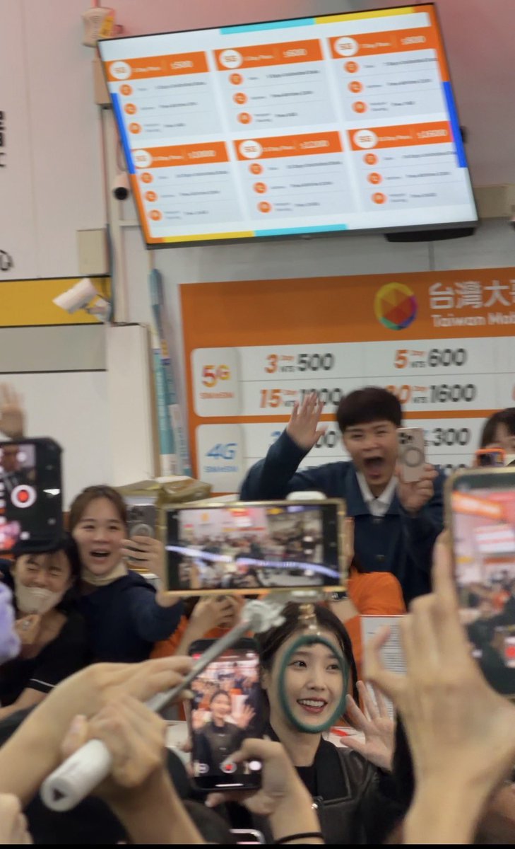 D_l_w_h's tweet photo. 只有這一幀最清楚了😆 #아이유 #이지은 #IU #高雄 https://t.co/1iBS8VLaOv