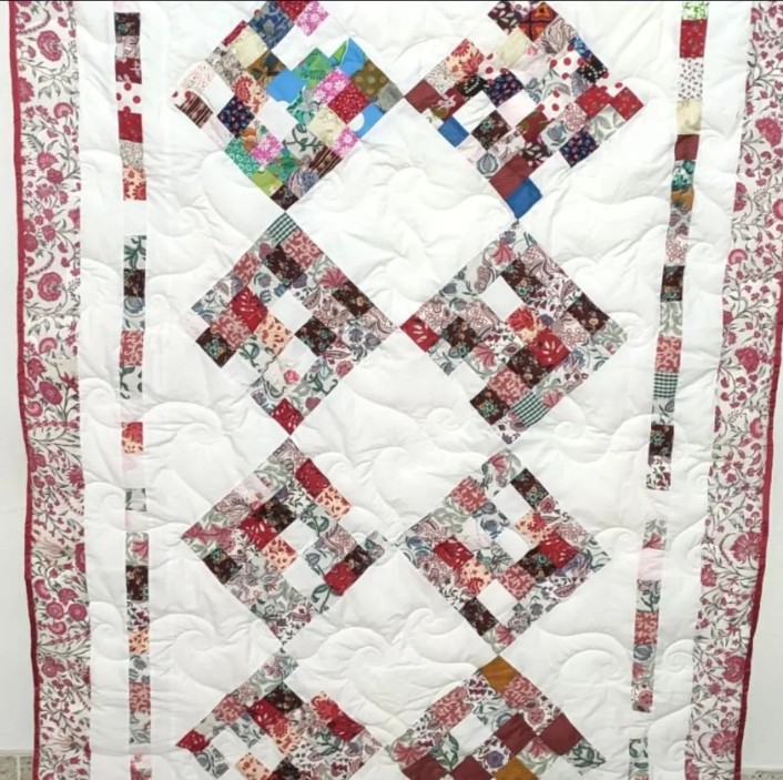 BlrQuilt's tweet image. A beautiful patchwork quilt by Mrs. Uma Devi 🤍
Longarm quilted for a clean, soft, detailed finish.
Want yours done? WhatsApp: +91 96067 58282

#LongarmQuilting #PatchworkQuilt #CustomQuilts