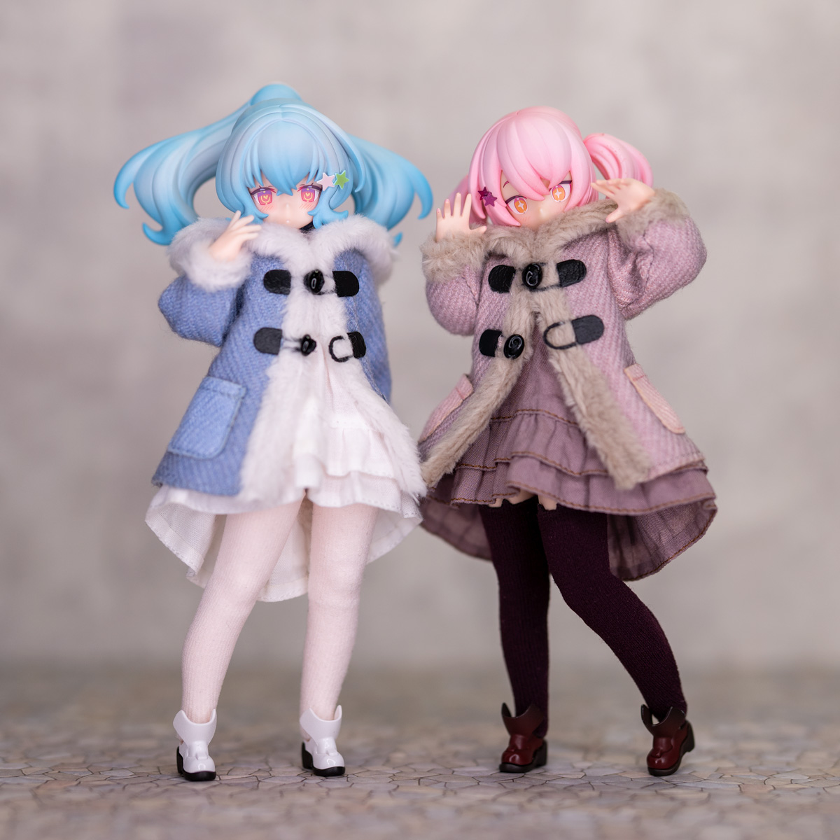 トゥちゃんマオちゃん　#メガミデバイス

【ボアつきダッフルコート】 アイスブルー ／ ダスティピンク　
【後ろ下がりワンピース】 白 ／ モーヴ