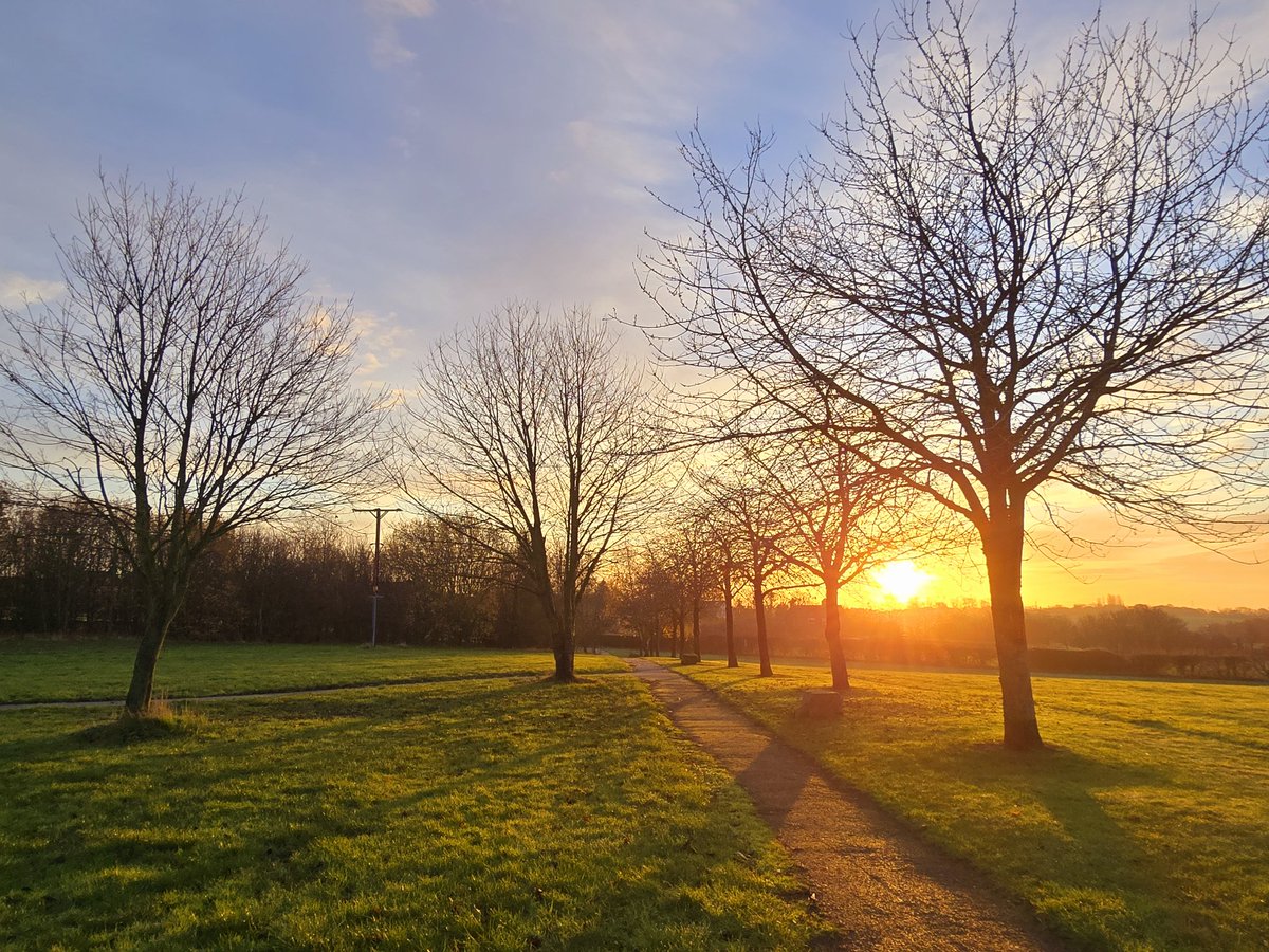 This mornings #ColdMoon #sunrise in ryhill Wakefield <a href="/kerriegosneyTV/">Kerrie Gosney</a> <a href="/itvweather/">ITV Weather</a> <a href="/KeeleyDonovan/">Keeley Donovan</a> <a href="/katerinaweather/">Katerina Christodoulou</a> <a href="/Hudsonweather/">Paul Hudson</a> <a href="/bbcweather/">BBC Weather</a> <a href="/Expwakefield/">Experience Wakefield</a> <a href="/MyWakefield/">Wakefield Council</a> <a href="/WakeExpress/">Wakefield Express</a> <a href="/journoLeanneC/">Leanne Clarke</a> <a href="/WkfdOfficial/">Wakefield Official News</a> <a href="/ThePhotoHour/">#ThePhotoHour</a> <a href="/metoffice/">Met Office</a> #moon <a href="/SimonOKing/">Simon King</a> <a href="/Schafernaker/">Tomasz Schafernaker</a>
