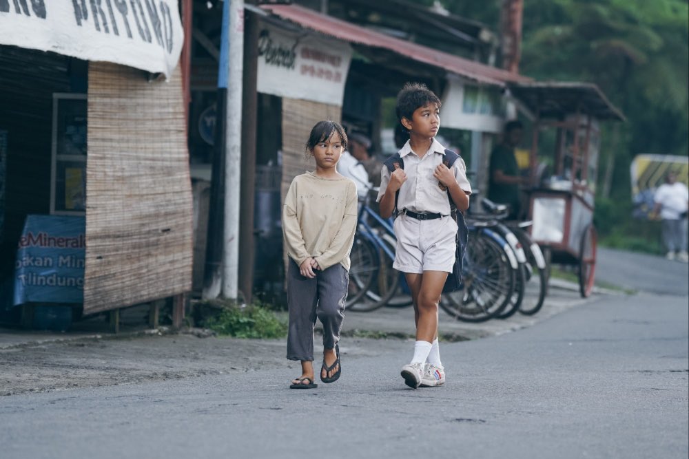 First look at Jared Ali and Humaira Jahra at Hanung Bramantyo’s ‘CHILDREN OF HEAVEN’.

The Indonesian remake will see the poverty-stricken siblings navigate daily life on the outskirts of Semarang.