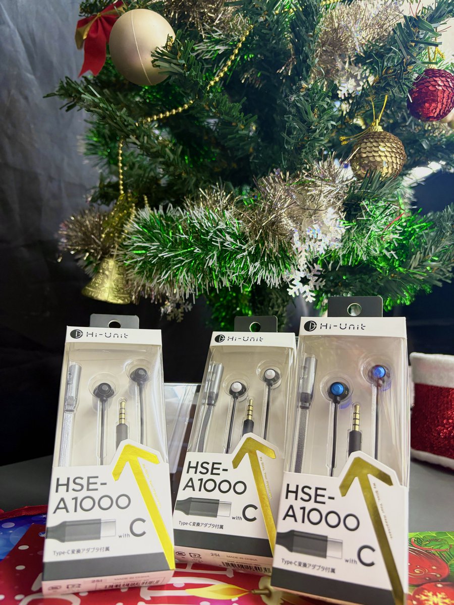 e_earphone_NPB's tweet photo. 【#eイヤ大阪日本橋本店】

#みんなの推しホン

今回は新品担当 えっさん の【プレゼントにおすすめなオーディオアイテム】をご紹介📢

Hi-Unit (#HiUnit)
『HSE-A1000withC』
---------------------------------------------------

お求めやすい価格で、とにかく便利
声が聴き取りやすく、音楽も動画も快適に楽しめるバランスの良いサウンドが魅力のイヤホンです

🎙️ リモコンマイク付きだから通話もリモート会議も快適
さらに Type-C to 3.5mm変換アダプタが付属❗️
iPhoneをはじめ幅広い機器ですぐに使えるのもポイント✨

シンプルな贈りやすいデザインでプレゼントされて嬉しい機能がいっぱい！🎁

音が身近にあって、毎日がちょっとハッピーになる…
そんな体験を気軽に贈れるイヤホンです🎶

---------------------------------------------------