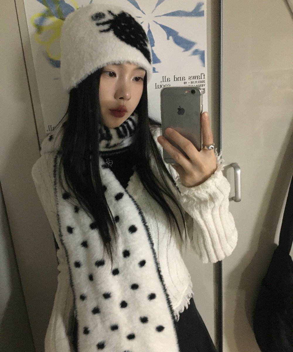 NakakitaBona's tweet photo. #광고 #RT이벤트
#RT+마음 추첨 두 분께
비디오자키 스타베리 머플러+비니 세트 보내드립니다♡ (색상 랜덤, 12/5~12)

디자인 예쁜 머플러 찾고 계신다면 추천드려요♡
많은 분들이 편하게 자주 착용하실 수 있는 기본 컬러 🖤블랙/차콜🩶도 추가되었으니 꼭 사야만 해..😻
🔗https://t.co/qRpTgYx1gH https://t.co/GeHCLTSiSq