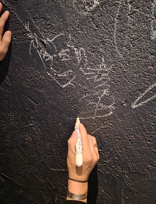 お店の壁にサインを頼まれることが たま〜にある。 そして漫画家は絵を描かねばならない。 なので頼む… 凹凸してない壁を用意してくれ!! じゃないと、こうなるw